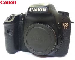 Câmera Canon EOS 7D 18MP Vídeo Full HD + Grip C/ Entrada p/ Mic 